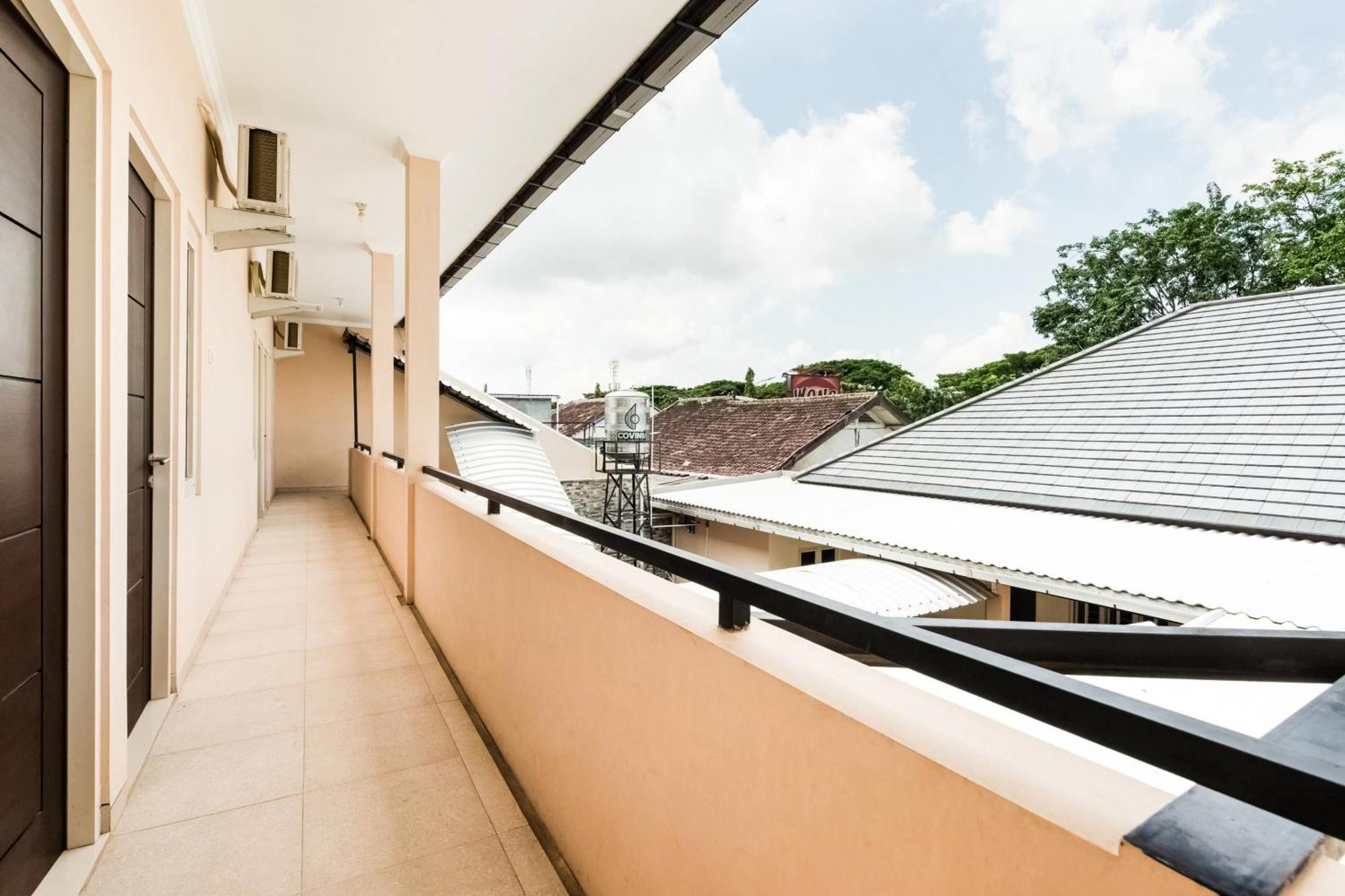 Oyo Life 3398 Griya Rm 19 Syariah Hotel Сурабая Екстериор снимка