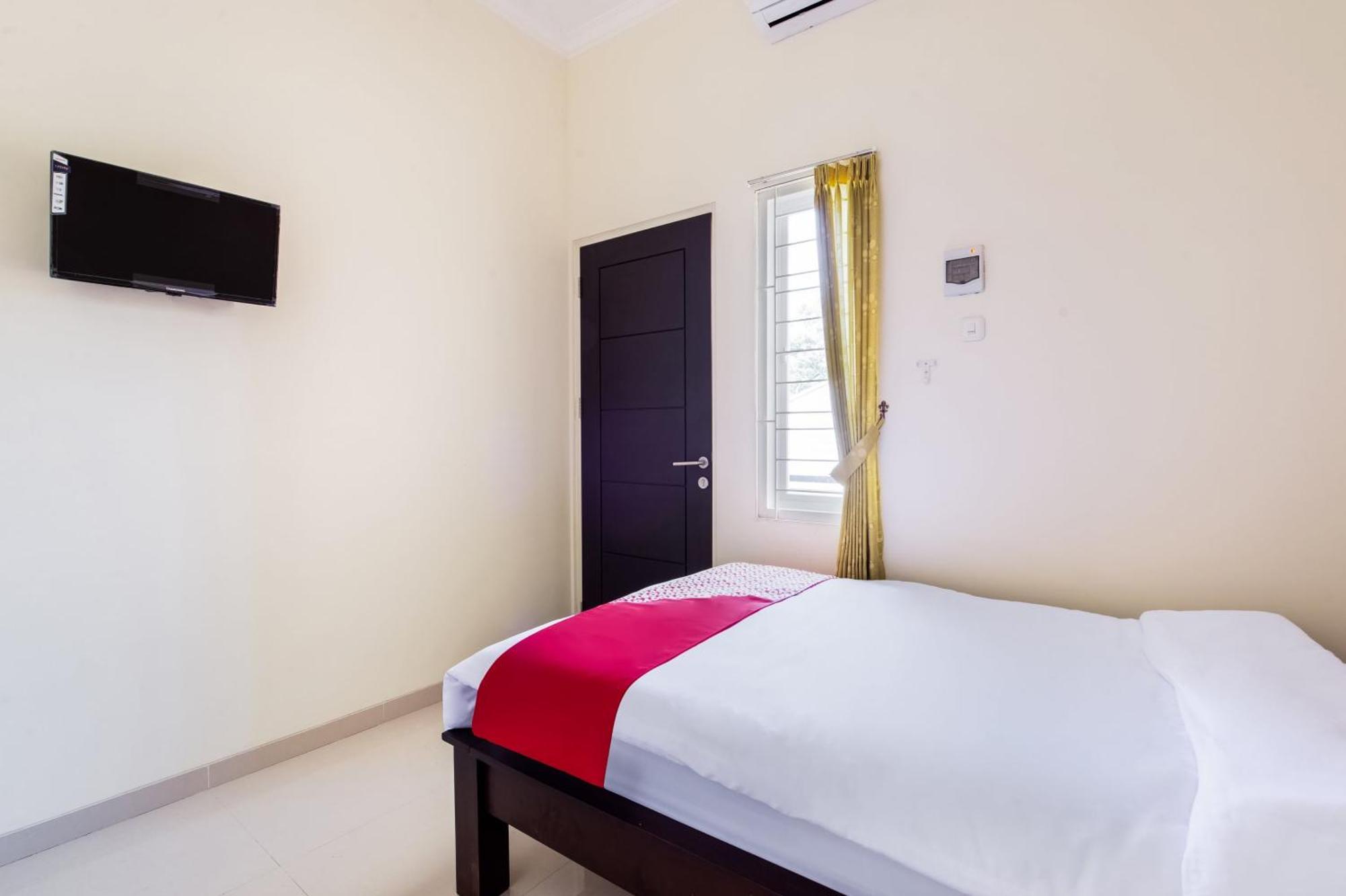 Oyo Life 3398 Griya Rm 19 Syariah Hotel Сурабая Екстериор снимка