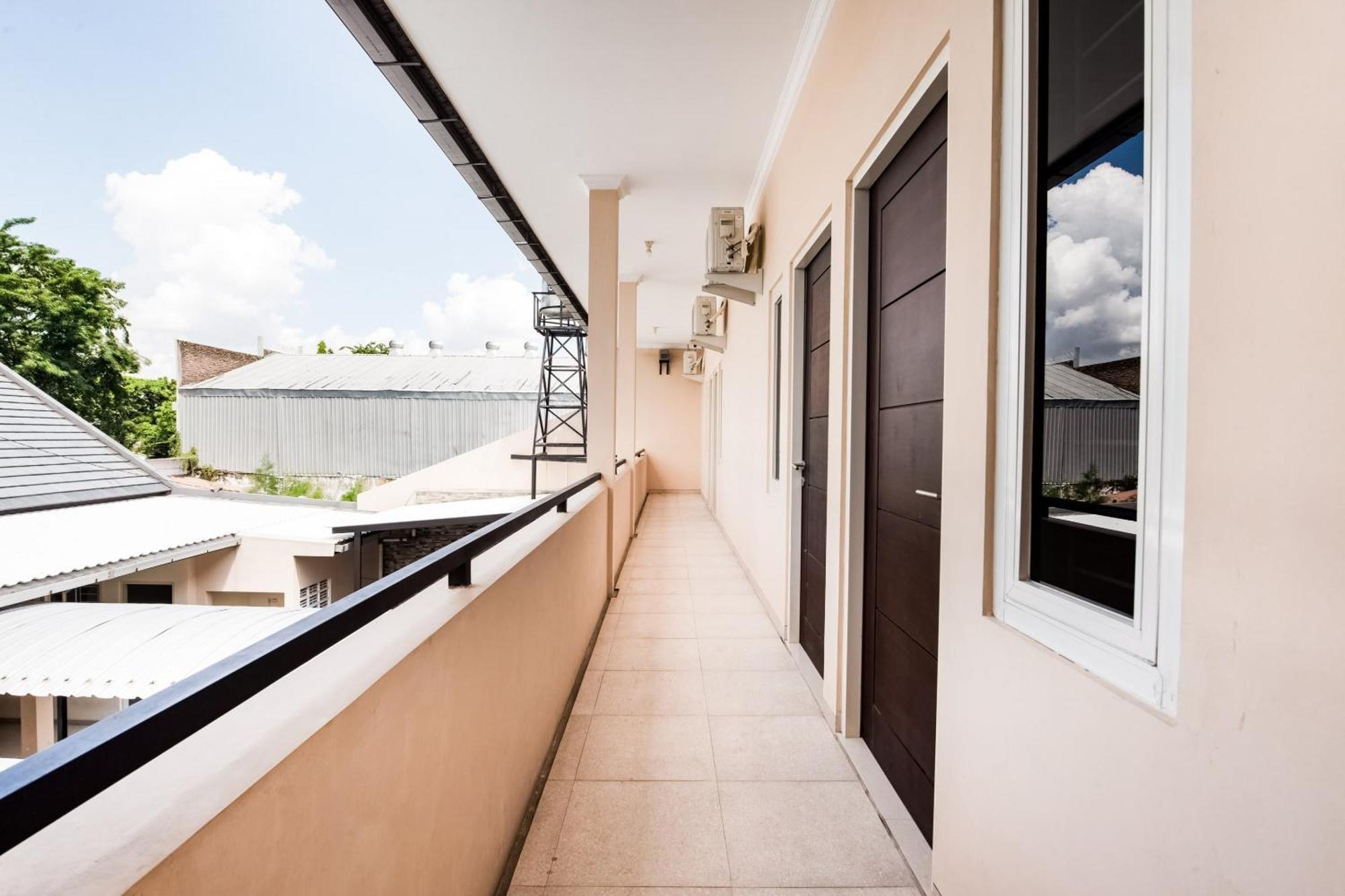 Oyo Life 3398 Griya Rm 19 Syariah Hotel Сурабая Екстериор снимка