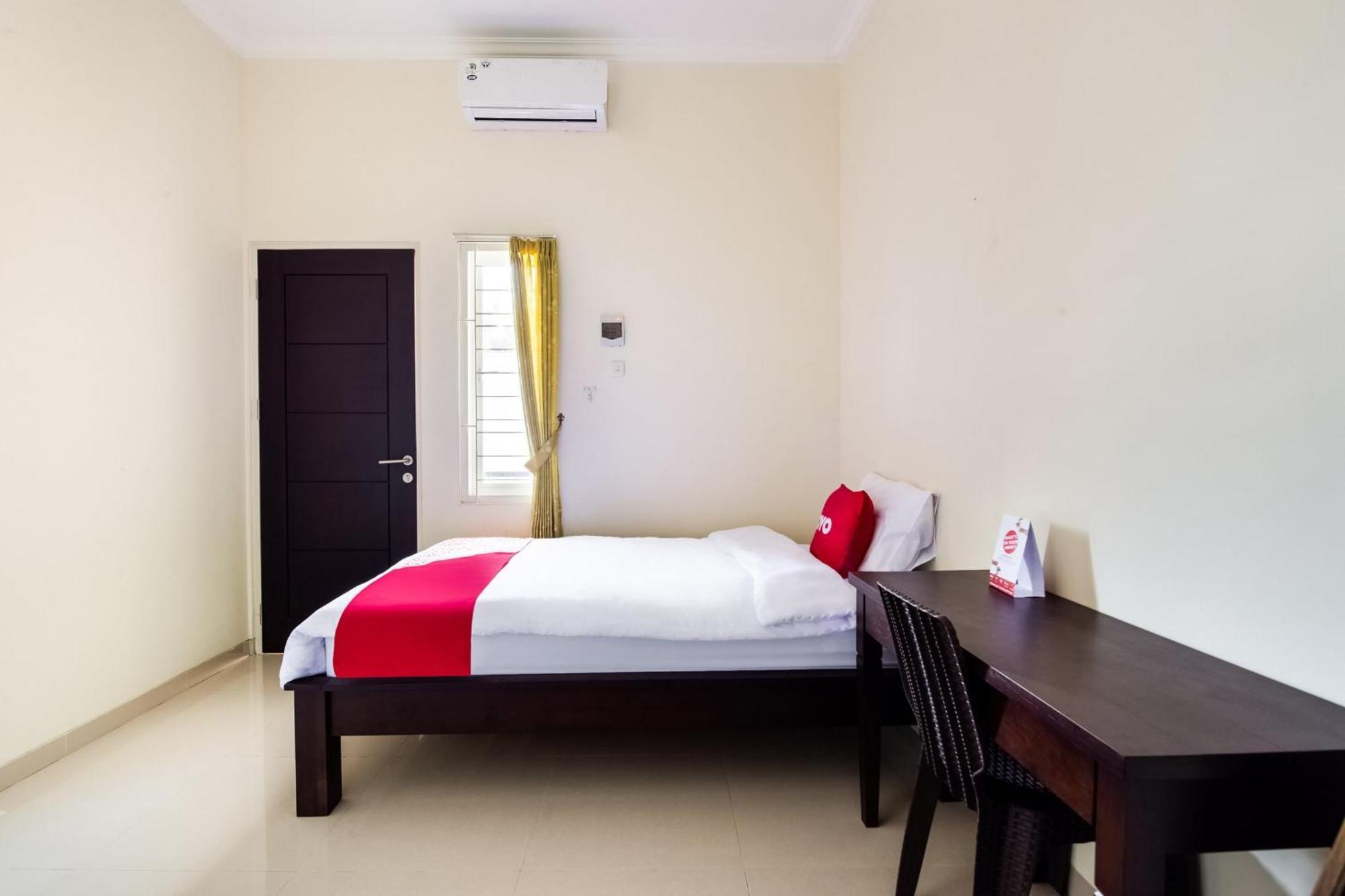 Oyo Life 3398 Griya Rm 19 Syariah Hotel Сурабая Екстериор снимка