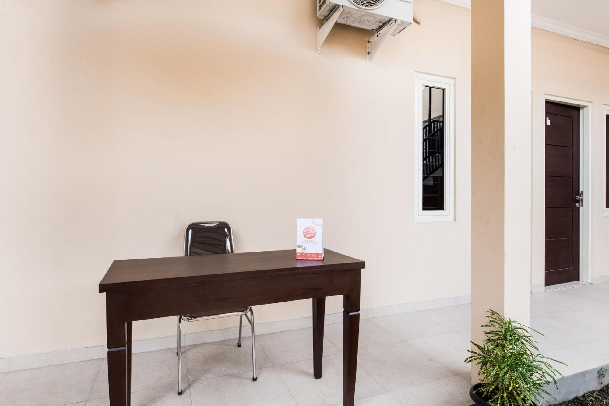 Oyo Life 3398 Griya Rm 19 Syariah Hotel Сурабая Екстериор снимка
